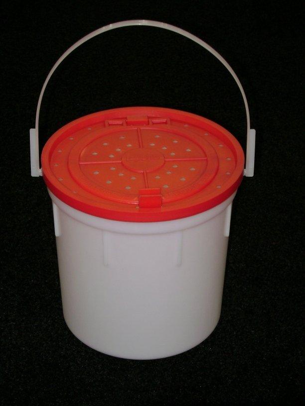 Challenge 4qt Plastic Minnow Bucket